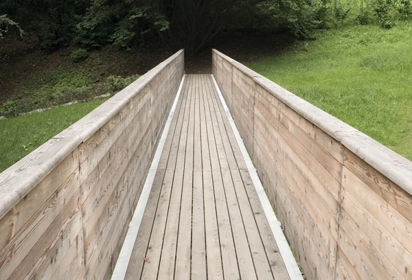 Ponte de madeira com parapeito — Fotografia de Stock