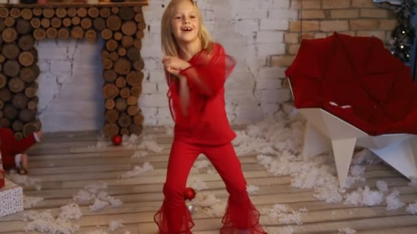 可爱的白种人金发小女孩穿着红葡萄酒复古套装，喜欢在圣诞节或新年前夕与家人共舞。有趣的小女孩在做积极的、精力充沛的运动 — 图库视频影像
