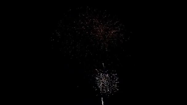 Fondo abstracto escénico del horizonte nocturno cielo negro iluminado con brillantes fuegos artificiales multicolores destellos y flequillos. Año nuevo 2021 y fiesta de celebración de Navidad festival de espectáculo — Vídeo de stock