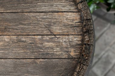 Eski antika, yıpranmış ahşap fıçının arka planında. Wineyard, içki imalathanesi, bar veya bar masa dekorasyonu ve tasarımı. Kopyalama alanı soyut düz düz yüzey