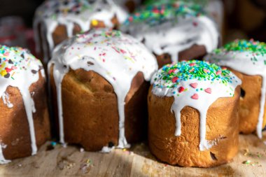 Birçok geleneksel Doğu Avrupa Rus ve Ukrayna 'nın Paskalya pastası kulich' i ahşap masa sabah güneş ışığına şekerli kremayla süslenmiş. Lezzetli el yapımı Hıristiyan Ortodoks bayram ekmeği.