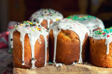 Birçok geleneksel Doğu Avrupa Rus ve Ukrayna 'nın Paskalya pastası kulich' i ahşap masa sabah güneş ışığına şekerli kremayla süslenmiş. Lezzetli el yapımı Hıristiyan Ortodoks bayram ekmeği.