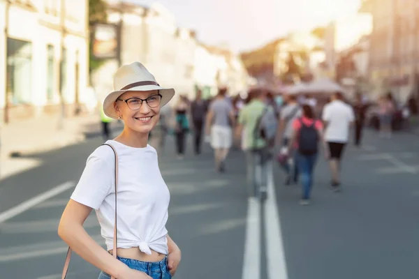 Junge Erwachsene Schöne Stylische Single Skinhead Frau Weißen Shorts Hut — Stockfoto