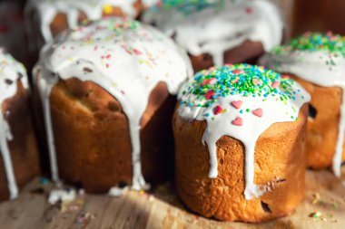 Birçok geleneksel Doğu Avrupa Rus ve Ukrayna 'nın Paskalya pastası kulich' i ahşap masa sabah güneş ışığına şekerli kremayla süslenmiş. Lezzetli el yapımı Hıristiyan Ortodoks bayram ekmeği.