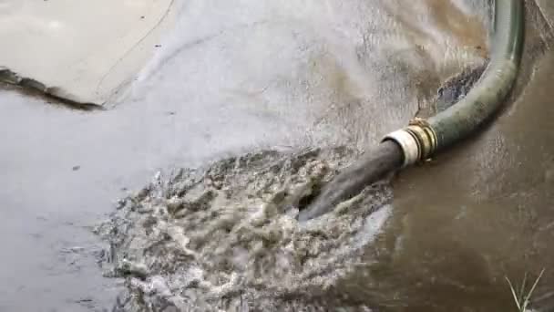 Güç pompası makinesinin yakın plan büyük borusu yere kum ve alüvyonlu çamur atığı suyu döküyor. Kum temizleme ve kıyı kesme. Septik kanalizasyon bakım servisi. İlkbahar sel felaketi — Stok video