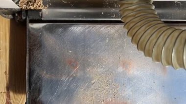 Marangozluk 'ta marangozluk ve modern profesyonel elektrikli aletler. Kalın planör, kıskaç, daire testere ve diğer ekipmanları kullanan bir adam. Hobi konsepti.