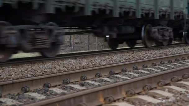 Pohyb rozmazal těžké nákladní rezavé vagóny jedoucí po železnici v zataženém denním čase. Koncepce přepravy průmyslových materiálů a dodání zboží. Staré rezavé vozy pohybující se po železnici — Stock video