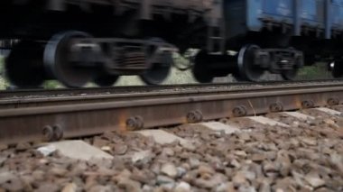 Hareket, ağır kargo, paslı tren vagonlarının bulutlu bir günde demiryolunda hareket etmesini engelledi. Endüstriyel malzeme taşımacılığı ve mal teslimatı kavramı. Eski paslı vagonlar demiryolu ile hareket ediyor.