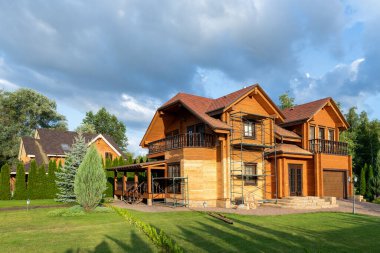 Modern ahşap ahşap eko villa ön cephesi yenileme işlemi sırasında, güneş yanığına karşı cila yapmak için kumlu duvar, kırsal köşkte kabuk böceği nemi. Ev dış onarım ve bakım