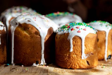 Birçok geleneksel Doğu Avrupa Rus ve Ukrayna 'nın Paskalya pastası kulich' i ahşap masa sabah güneş ışığına şekerli kremayla süslenmiş. Lezzetli el yapımı Hıristiyan Ortodoks bayram ekmeği.