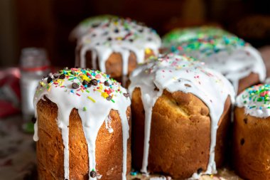 Birçok geleneksel Doğu Avrupa Rus ve Ukrayna 'nın Paskalya pastası kulich' i ahşap masa sabah güneş ışığına şekerli kremayla süslenmiş. Lezzetli el yapımı Hıristiyan Ortodoks bayram ekmeği.