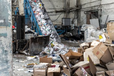 Kağıt ambalaj, çöp ve mukavvaları geri dönüşüm için toplanan ve endüstriyel fabrika veya fabrikada tekrar kullanılan kutular ile karşılaştırmak üzere atık değirmeni taşıma bandını parçalamak. Sürdürülebilir