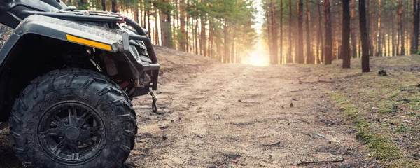 Clode-up Seite von ATV awd Quadbike Motorrad Profil Ansicht Schmutz Land Waldstraße schöne Natur Morgen Sonnenaufgang Landschaft. Offroad-Reise Abenteuerreise Expedition. Extreme Freizeitaktivität — Stockfoto