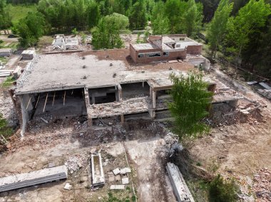 Eski yıkılan sanayi binasının hava aracı görüntüsü. Beton ve tuğla çöpleri, enkaz, moloz ve yıkım atıkları terk edilmiş akarsu ya da bitki kalıntıları. Deprem şehri manzarası