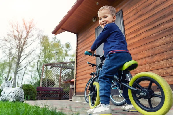 Маленький милый очаровательный кавказский портрет мальчика малыша с веселой верховой езды упражнения баланса запустить велосипед толкать скутер в парке или саду леса. Велосипед для детей. Летние развлечения для детей — стоковое фото