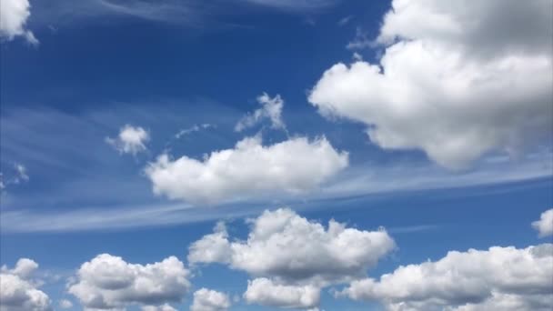 Resumen hermoso timelapse escénico de nubes esponjosas blancas que se mueven rápidamente en la línea del cielo azul claro en el día soleado brillante. Cambio climático y concepto de clima de temporada. Libertad cielo vista aérea — Vídeos de Stock