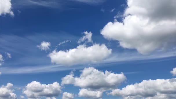 Abstract beautiful scenic timelapse of white fluffy clouds moving fast on clear blue sky line on bright sunny day. Mudanças climáticas e conceito climático da estação. Liberdade céu vista aérea — Vídeo de Stock