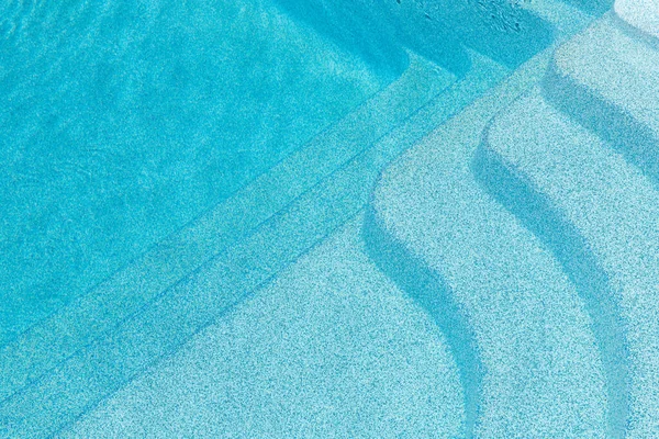 Новий сучасний пластиковий басейн зі скловолокна вхідний крок з чистою свіжою освіжаючою блакитною водою в яскравий спекотний літній день на подвір'ї або курортному готельному спа-центрі. Дерев'яна підлогова палуба з тикового або модрини — стокове фото
