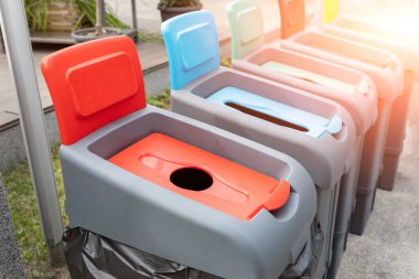 Şehir sokaklarında çöp ayıklama ve geri dönüşüm için bir sürü farklı renkte plastik atık kutusu var. Çevre koruma ve doğa kotaminasyon tehlike önleme kavramı