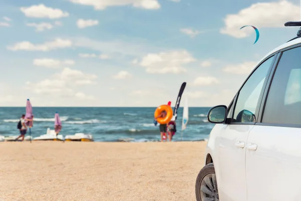 Sidovy över stora familjen vit SUV van bil parkerad vid natursköna sand kustnära camping kust hav eller hav med blå pulserande himmel på bakgrunden. Biluthyrning resa resa semester resa koncept — Stockfoto