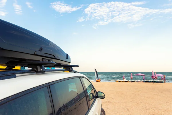 Sidovy över stora familjen vit SUV van bil med stora taket last rack box på natursköna sand havet camping lägerkust hav eller hav himmel på bakgrunden. Accessory hyra resa semester koncept — Stockfoto