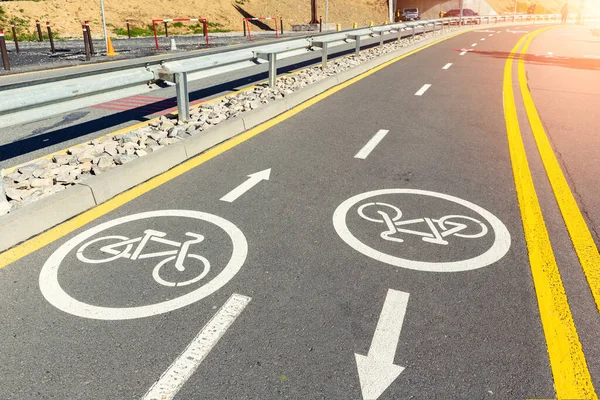Ασφαλτοστρωμένος δρόμος της πόλης με χωριζόμενη αμφίδρομη σηματοδότηση ποδηλατοδρόμου με λευκή μπογιά. Σύγχρονη οικολογική αστική μετακίνηση μεταφορών infastructre οργάνωση. Υγιεινός τρόπος ζωής — Φωτογραφία Αρχείου