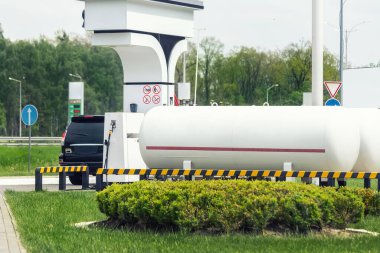 Sıvı propan benzin istasyonu. Siyah modern SUV yakıt deposu alternatif güç, doğal sıvılaştırılmış yakıt.