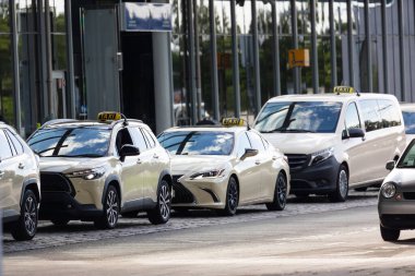 Taksi durağında sarı taksi sembolü var. Havaalanı terminali veya tren istasyonunda bekliyor. Beton Yapı Taşımacılık Merkezi 'nin altında. Kentsel sokak ulaşım konfor hizmeti.