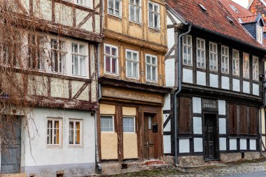 Ahşap çerçeveli, soyulmuş boyanmış ve solgun renkleri olan evler dar bir kaldırım taşı caddesi boyunca yakın dururlar. Yıpranmış yüzeyleri ve kırsal ayrıntıları eski Avrupa şehirlerinin nostalji ve cazibesini çağrıştırıyor..