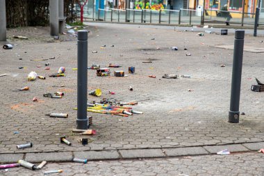 Silvester partisinin geleneksel kutlamalarından sonra Alman şehir caddesinde havai fişek kutusu çöpleri kaldı. Şımarık havai fişekler, Avrupa 'nın boktan Avrupa kenti kaldırımlarını yıIbaşı.