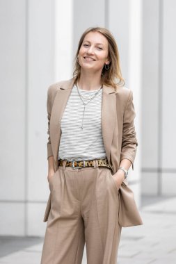 Açık havada resmi kıyafet giymiş orta yaşlı bir iş kadınının portresi. Kendine güveni tam, zarif ve zarif bir iş kadını. Finansal Yönetim IT profesyonel kurumsal kişiler.