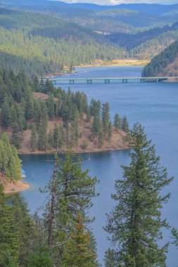 Coeur d 'Alene Gölü, Idaho' daki Beauty Bay 'in güzel manzarası.