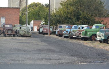 Sprague, Washington 'da onarılmaya hazır bir antika kamyon koleksiyonu.