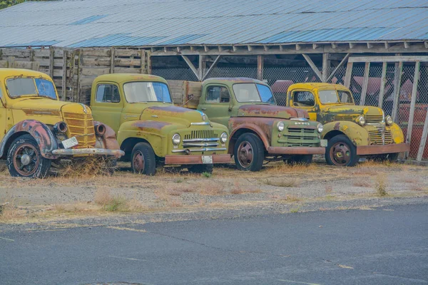 Een Verzameling Antieke Vrachtwagens Klaar Worden Gerestaureerd Sprague Washington — Stockfoto