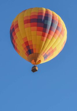 Parlak renkli sıcak hava balonuyla güneşli Arizona üzerinde huzurlu bir uçuş. Maricopa County, Arizona