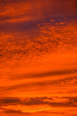 Gökyüzündeki ateş gün batımı. Glendale, Maricopa County, Arizona üzerinde.