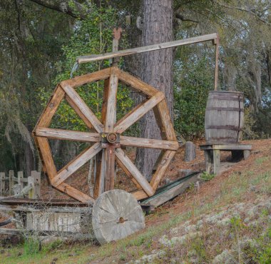 Su, Gürcistan 'da elektrik üretmek için su çarkının üzerinden akıyor.