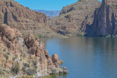 Güzel çöl kaya oluşumları Tortilla Düzlüğü 'ndeki bu ıssız Kanyon Gölü, Tonto Ulusal Ormanı, Arizona