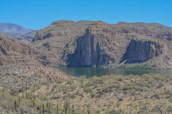 Vackra Öken Klippformationer Linje Denna Avskilda Canyon Lake Tortilla Flat — Stockfoto