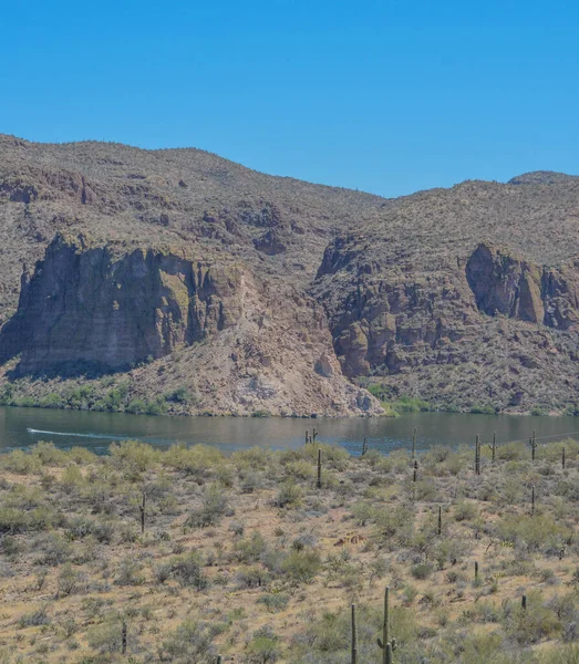 Vackra Öken Klippformationer Linje Denna Avskilda Canyon Lake Tortilla Flat — Stockfoto