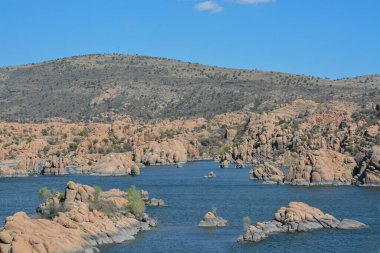 Watson Gölü 'nde parlak mavi suyla korunmasız granit kaya yatağı var. Prescott, Yavapai County, Arizona 'da. 