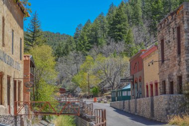 Mogollon Hayalet Kasabası 'nın ana caddesi. Bu tarihi bölge en vahşi maden kasabasıydı. Mogollon, Catron County, New Mexico