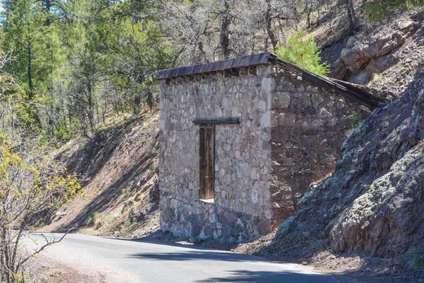 実行すると 岩の小屋 モゴロンゴーストタウンに建てられました モゴロン歴史地区 Mogollon Historical District ニューメキシコ州キャトロン郡モゴロンにある野生の鉱山町 — ストック写真