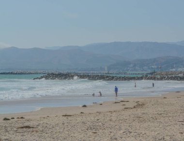 Ventura, Ventura County, Kaliforniya 'da Pasifik Okyanusu' nda kumlu bir sahil.