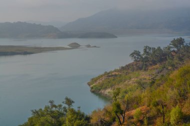 Ventura, Ventura County, California 'nın engebeli dağlarında güzel Casitas Gölü