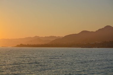 San Luis Obispo County, Kaliforniya 'da Pasifik Okyanusu üzerindeki Pismo Plajı' nda gün batımı