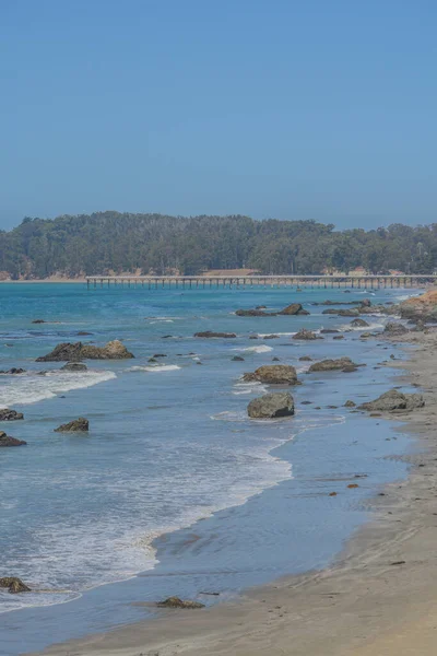 San Luis Obispo County, Kaliforniya 'da, San Simeon' da Pasifik Okyanusu kıyısındaki kayalık sahil şeridi.