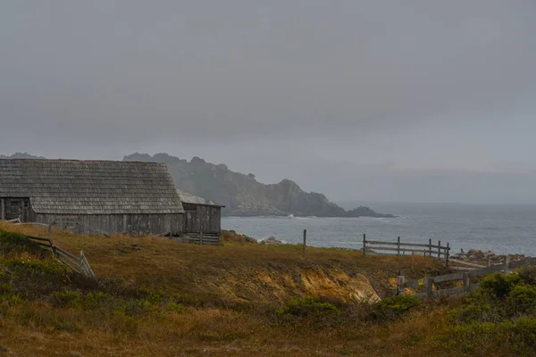 Fienile Rustico Abbandonato Sulla Costa Rocciosa Dell Oceano Pacifico California — Foto Stock