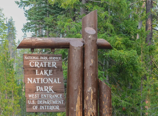 俄勒冈州山区荒野中的火山口湖国家公园的标志 — 图库照片