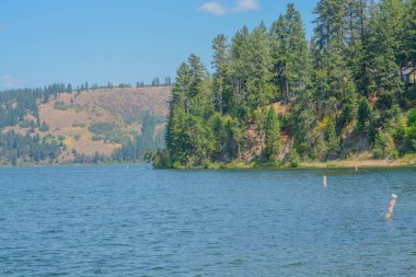 Heyburn Eyalet Parkı 'ndaki Chatcolet Gölü manzarası Plummer, Idaho dağlarında.